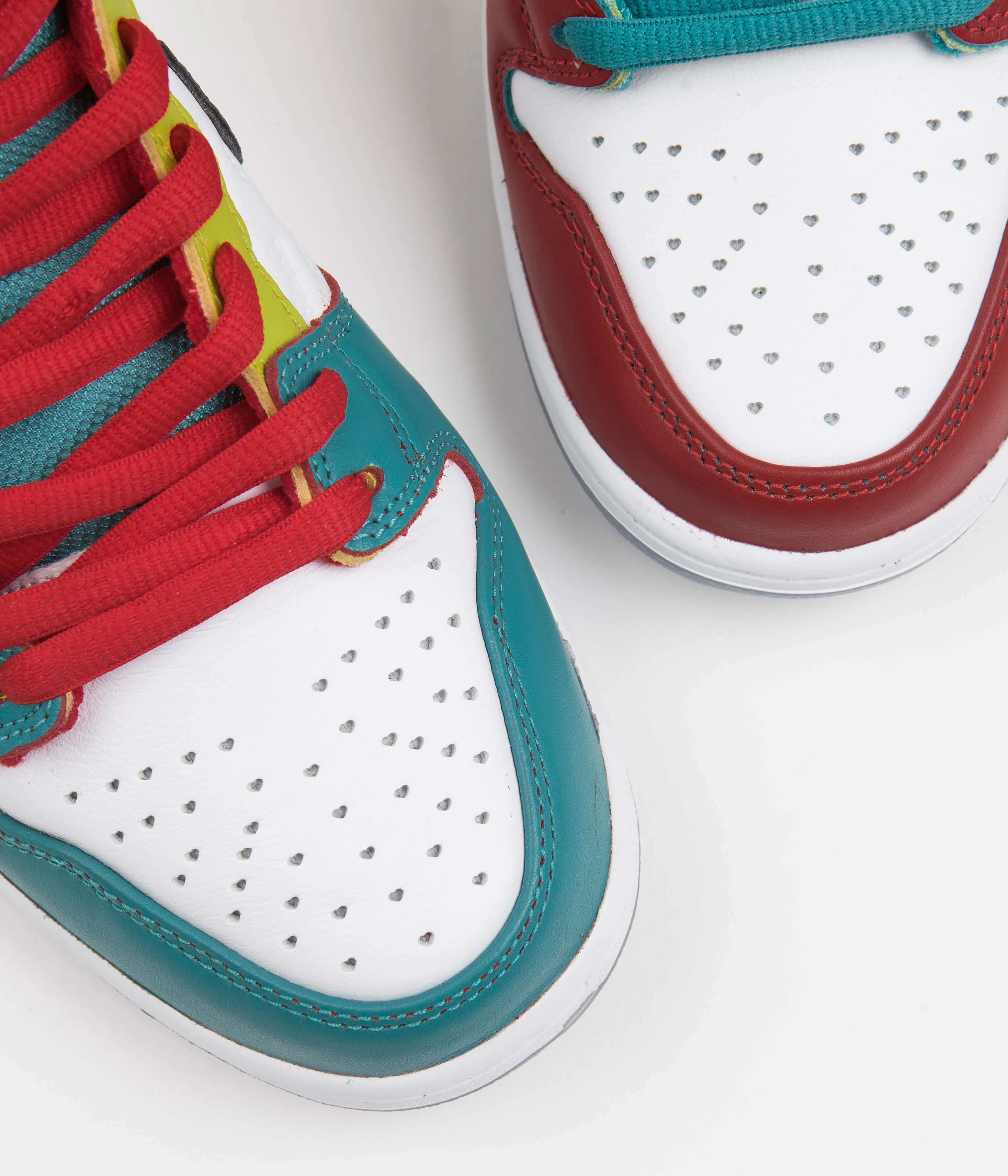 Nike SB x froSkate Dunk High Pro 'All Love' Shoes - White / Metallic Gold - University Red - Image 7